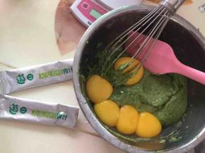 先处理蛋黄糊部分，主料部分牛奶加糖搅匀，倒入玉米油搅匀至乳化，筛入低粉和青汁用蛋抽划Z形混合均匀，再加蛋黄Z形划匀，预热烤箱160度