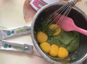 先处理蛋黄糊部分，主料部分牛奶加糖搅匀，倒入玉米油搅匀至乳化，筛入低粉和青汁用蛋抽划Z形混合均匀，再加蛋黄Z形划匀，预热烤箱160度