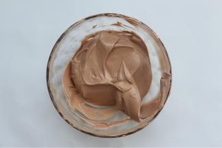 再加入榛子巧克力酱，再搅拌均匀即可