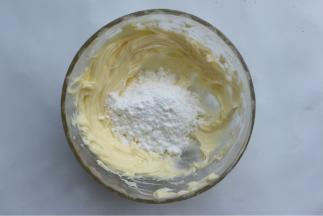 再加入糖粉，再用打蛋器搅拌均匀就好