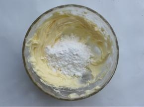 再加入糖粉，再用打蛋器搅拌均匀就好