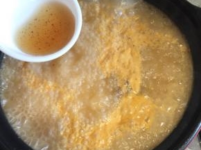 接着加入鱼露，继续小火煮
