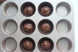 将蛋糕挤一半到纸托里，再挤入一点榛子巧克力酱，再挤入另一半蛋糕面糊，挤到8分满就好