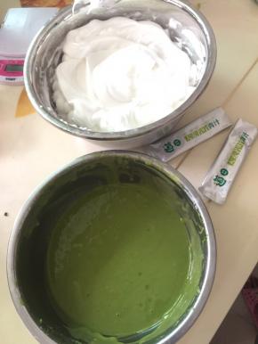 辅料蛋白部分细砂糖分三次加入蛋白打至硬鸡尾状（插根木筷子不倒）