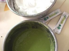辅料蛋白部分细砂糖分三次加入蛋白打至硬鸡尾状（插根木筷子不倒）