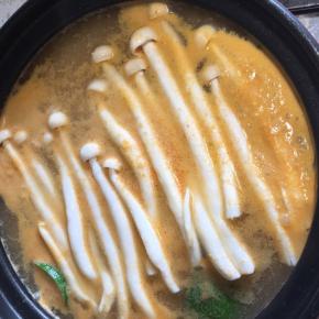 先下不易煮熟的海鲜菇，煮熟后