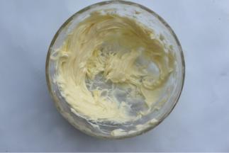 黄油提前软化好，用 电动打蛋器打软即可