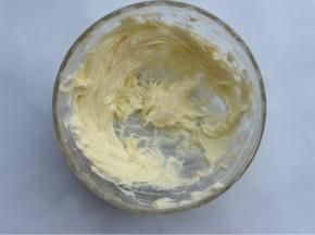 黄油提前软化好，用 电动打蛋器打软即可