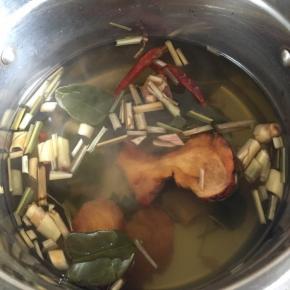 20分钟后关火，捞出香料