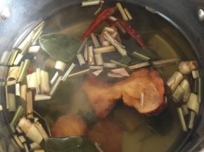 20分钟后关火，捞出香料