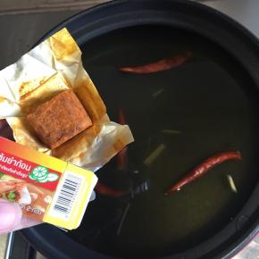 放入一块冬阴功汤料块，这一小盒里面有两块，两块我都用了，继续煮