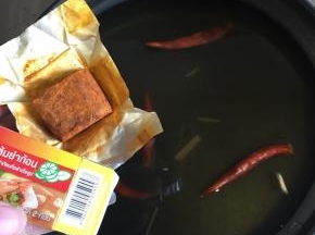 放入一块冬阴功汤料块，这一小盒里面有两块，两块我都用了，继续煮