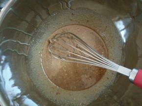 2.将芝麻酱和油混合成糊状加入糖和盐搅拌均匀