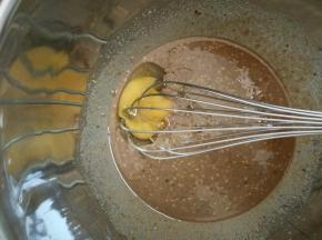 3.加入鸡蛋混合均匀