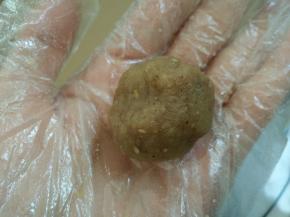 5.揉成20克的小圆球放入烤盘