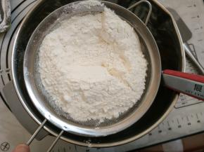 4.筛入低筋面粉，揉成团（可以先筛入180克如果成团面团不湿就不用筛入了，这一步完全是看你做的芝麻酱浓稠度和鸡蛋的大小）