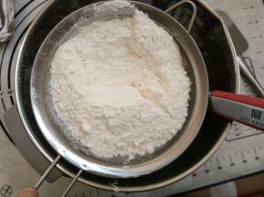 4.筛入低筋面粉，揉成团（可以先筛入180克如果成团面团不湿就不用筛入了，这一步完全是看你做的芝麻酱浓稠度和鸡蛋的大小）