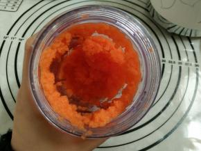 1.将胡萝卜洗净切小丁放入料理机内加入30克水打成泥