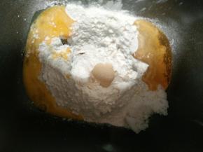 2.将除黄油外所有材料入面包机（糖 盐对角放，酵母放面粉中间）揉至扩展阶段，即为可拉起较厚的薄膜