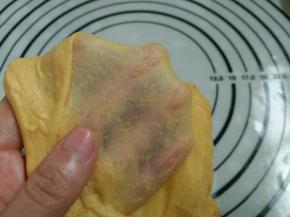 3.加入黄油揉至完全扩展阶段