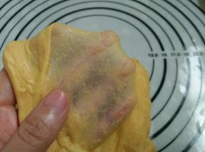 3.加入黄油揉至完全扩展阶段