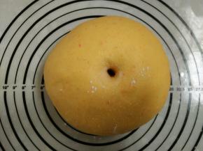 4.进行第一次发酵（温度在28-30度左右）发酵到2-2.5倍大,发酵好的面团不回缩不塌陷