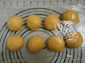 5.取出排气，分成9等份，静置10分钟左右盖上保鲜膜