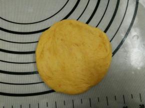 6.取一块面团擀圆