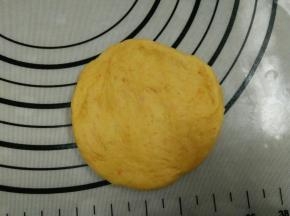 6.取一块面团擀圆
