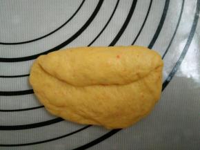 7.将上半部分向中间位置折起