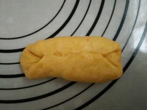 8.将下半部分向中间位置折起