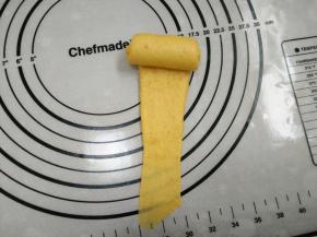 10.擀长，再卷起