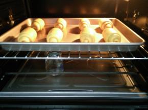 12.进行二次发酵，发酵温度28-38度，发酵至两倍大（放碗温水保持面团的湿度）