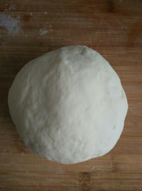 面粉加入常温水和成稍微硬点的面团