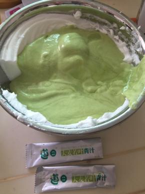 翻拌均匀的蛋黄糊倒回剩下的三分之二蛋白里继续快速翻拌均匀