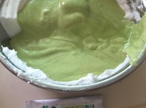 翻拌均匀的蛋黄糊倒回剩下的三分之二蛋白里继续快速翻拌均匀