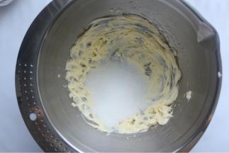 再加入细砂糖，再搅打均匀即可