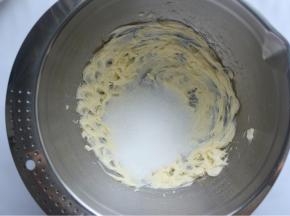 再加入细砂糖，再搅打均匀即可