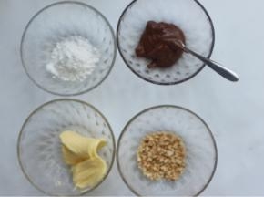 现在来制作奶油霜，准备好所有的材料