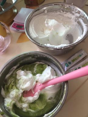 分三分之一蛋白倒入蛋黄糊里快速翻拌搅匀，不要划圈圈