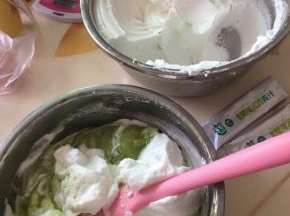 分三分之一蛋白倒入蛋黄糊里快速翻拌搅匀，不要划圈圈