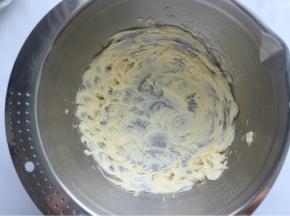 软化好的黄油用电动打蛋器搅到均匀