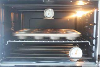 烘箱提前预热好，180分钟，然后把蛋糕放入烤箱中下层25分钟