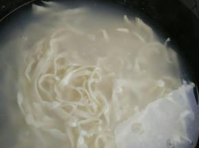 开水下锅，煮3分钟