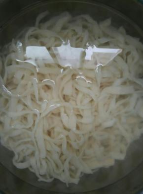 煮好的面条捞出放入冷水里