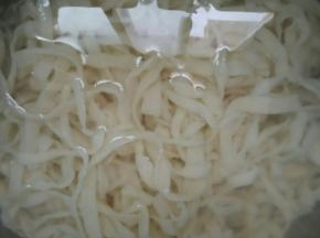 煮好的面条捞出放入冷水里