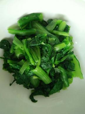 小白菜切段儿开水灼一下捞出备用