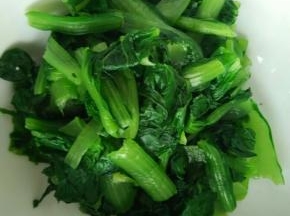 小白菜切段儿开水灼一下捞出备用
