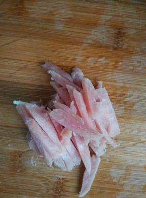 猪肉切成细条状