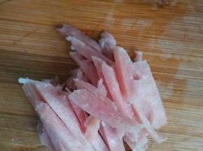猪肉切成细条状